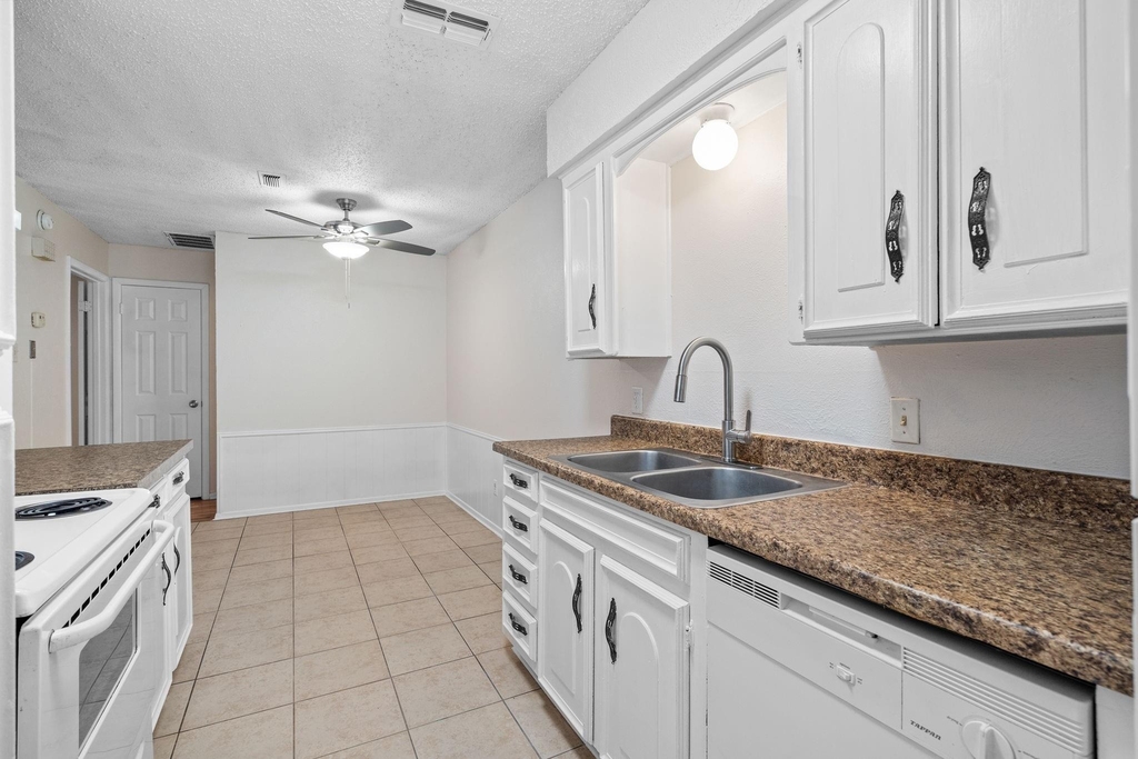 726 E Pecan Street - Photo 9