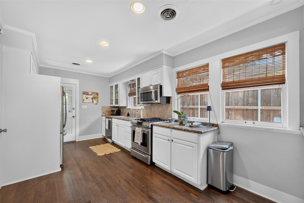 5630 Vanderbilt Avenue - Photo 13