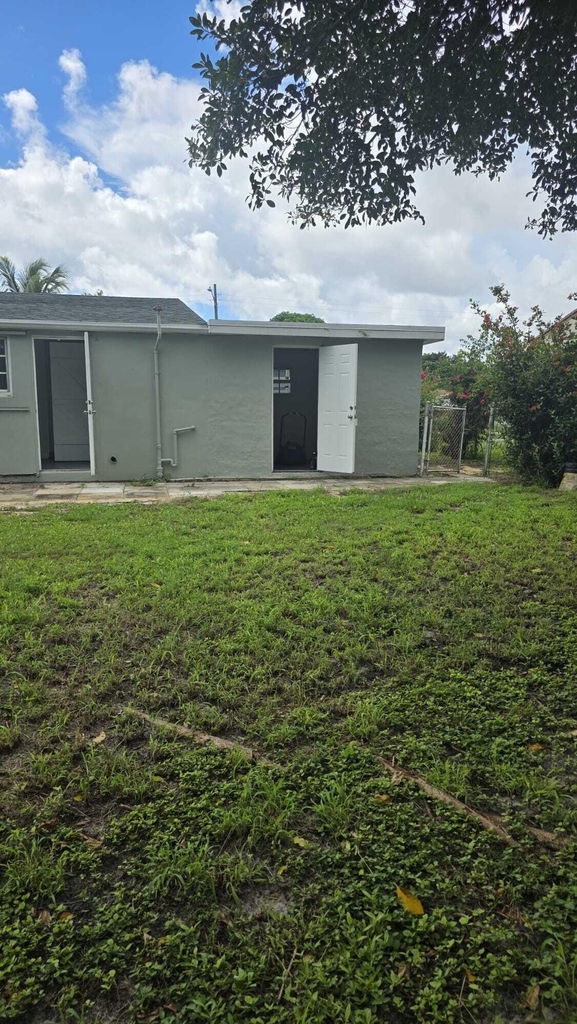 330 W 29th Street W - Photo 8