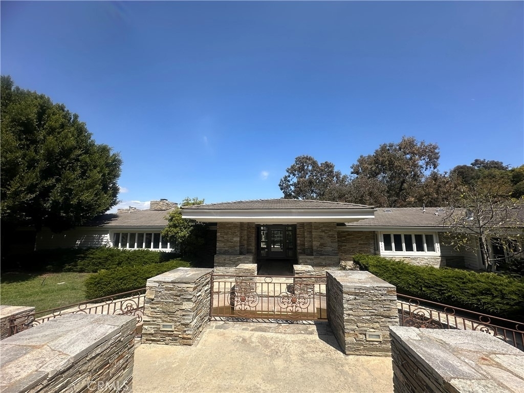 60 Crest Road E - Photo 0