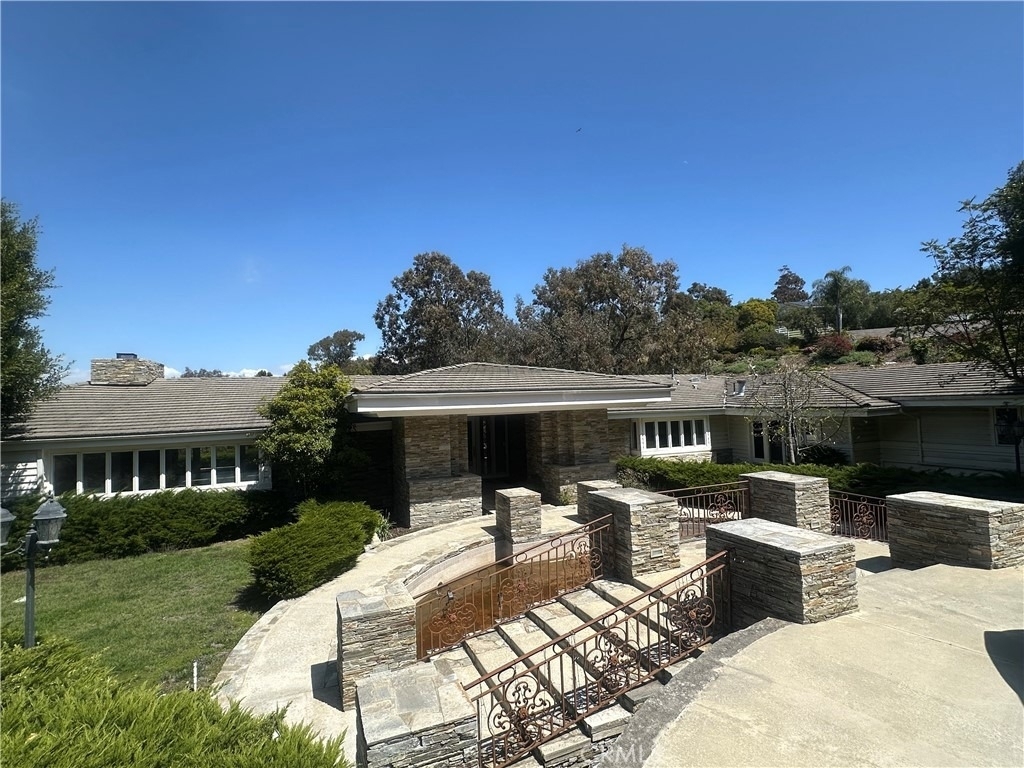 60 Crest Road E - Photo 2