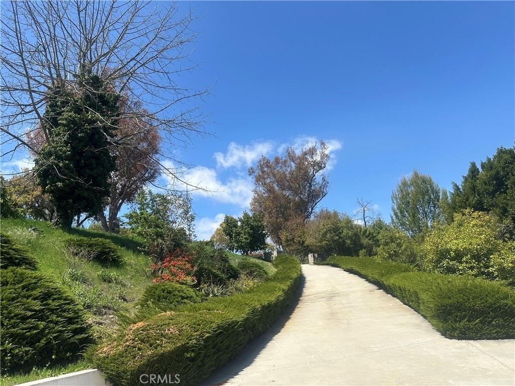60 Crest Road E - Photo 1