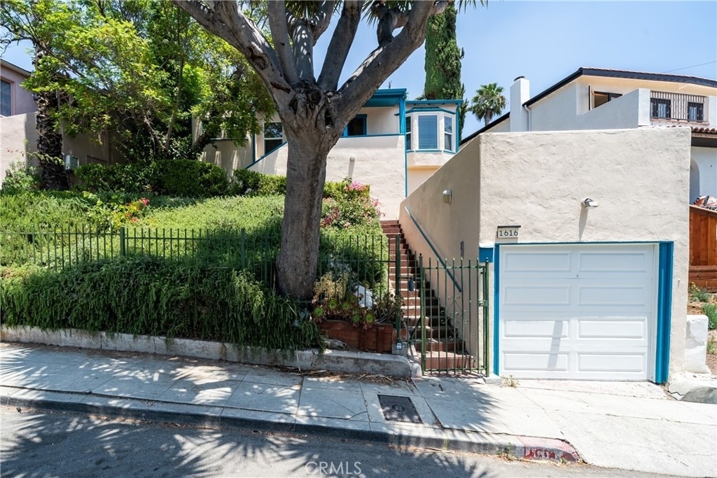 1616 Redcliff - Photo 0