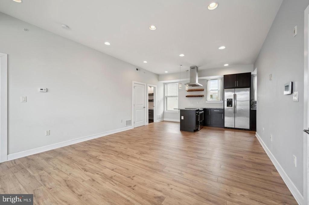 714 N Chadwick Street - Photo 2