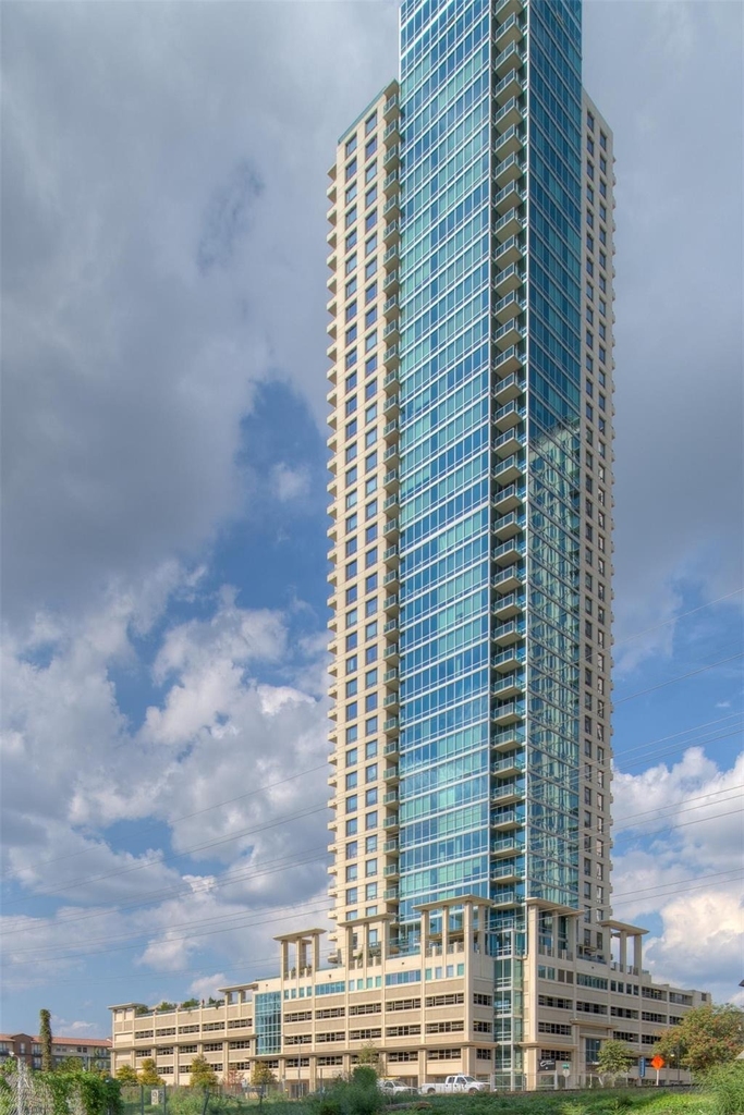 300 Bowie St - Photo 0