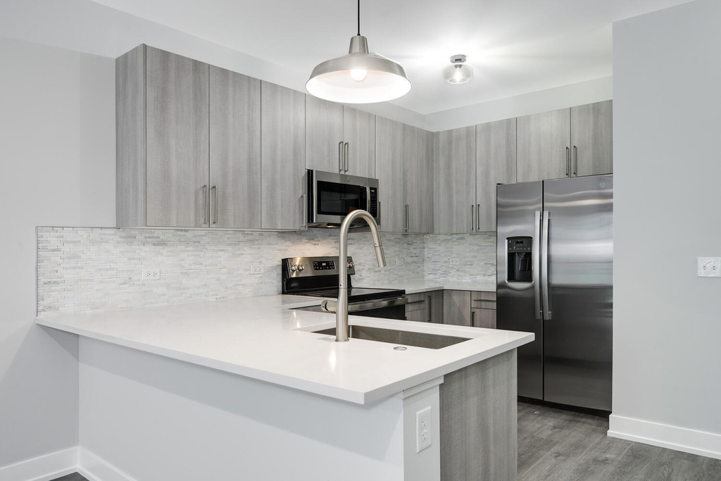 825 E 61st Street - Photo 2