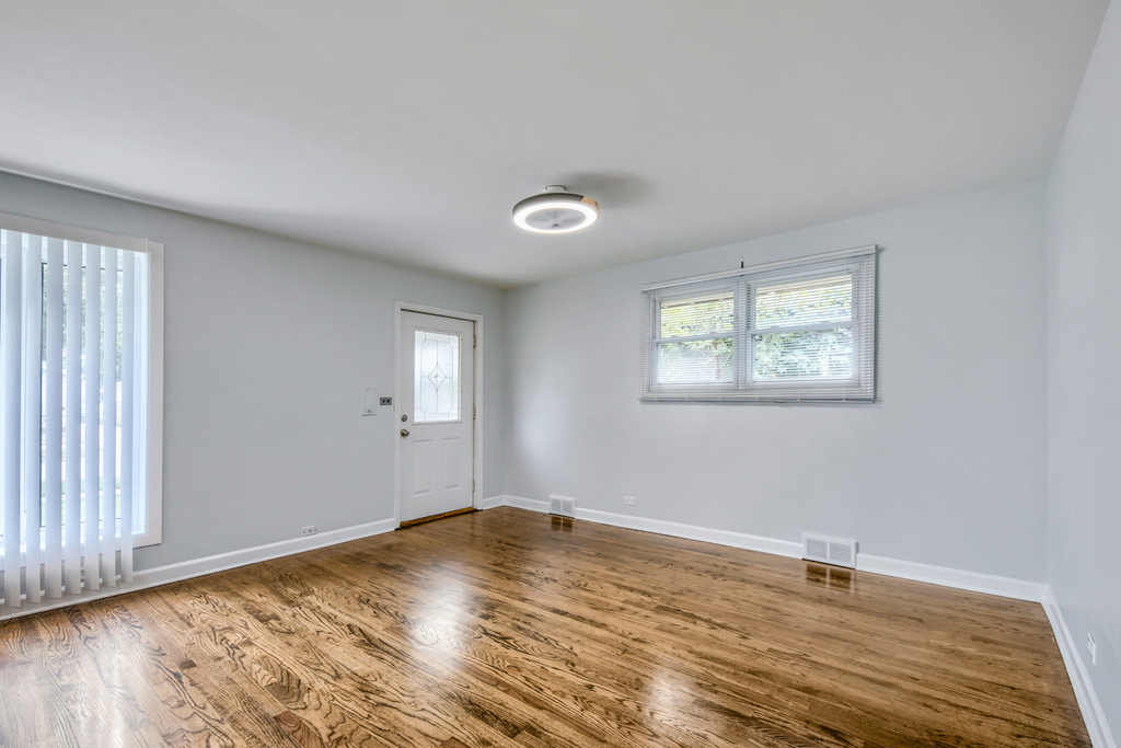 5004 Lee Street - Photo 3