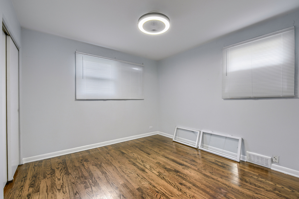 5004 Lee Street - Photo 9