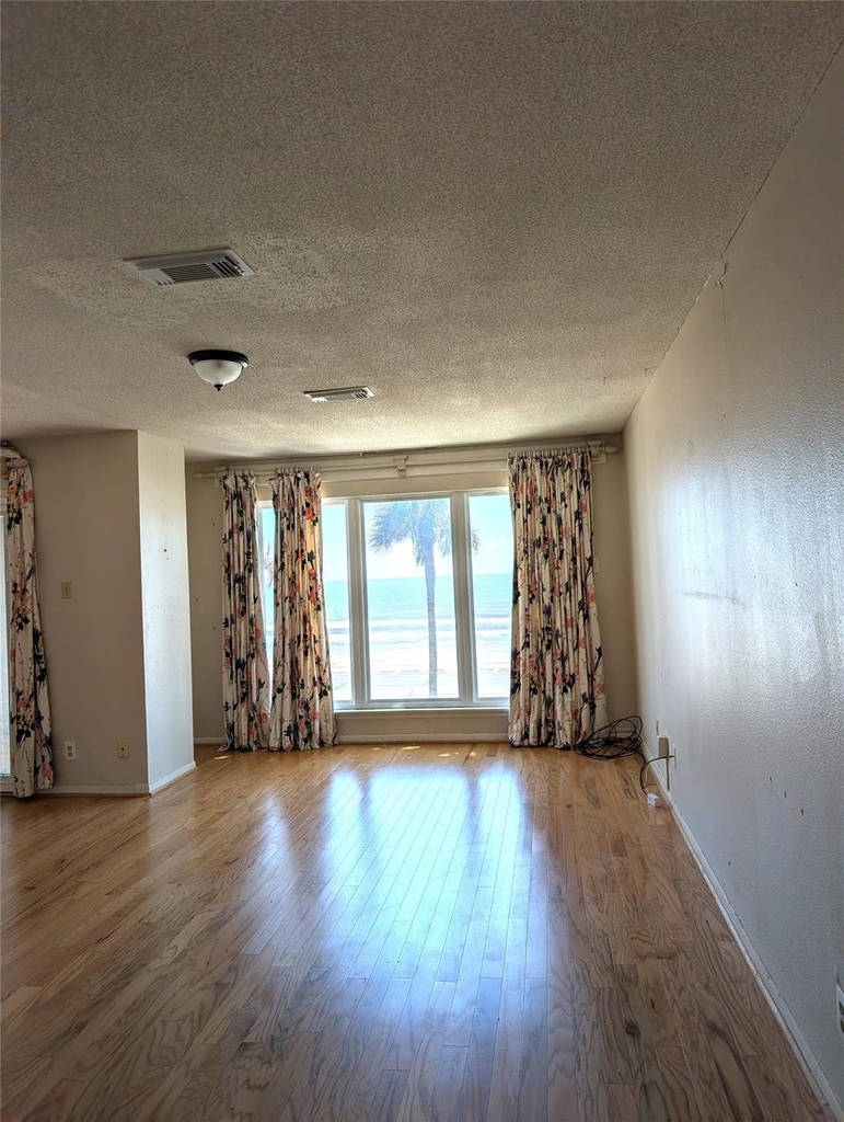 8402 Seawall Boulevard - Photo 9