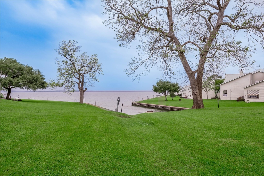 400 Echo Lane - Photo 0