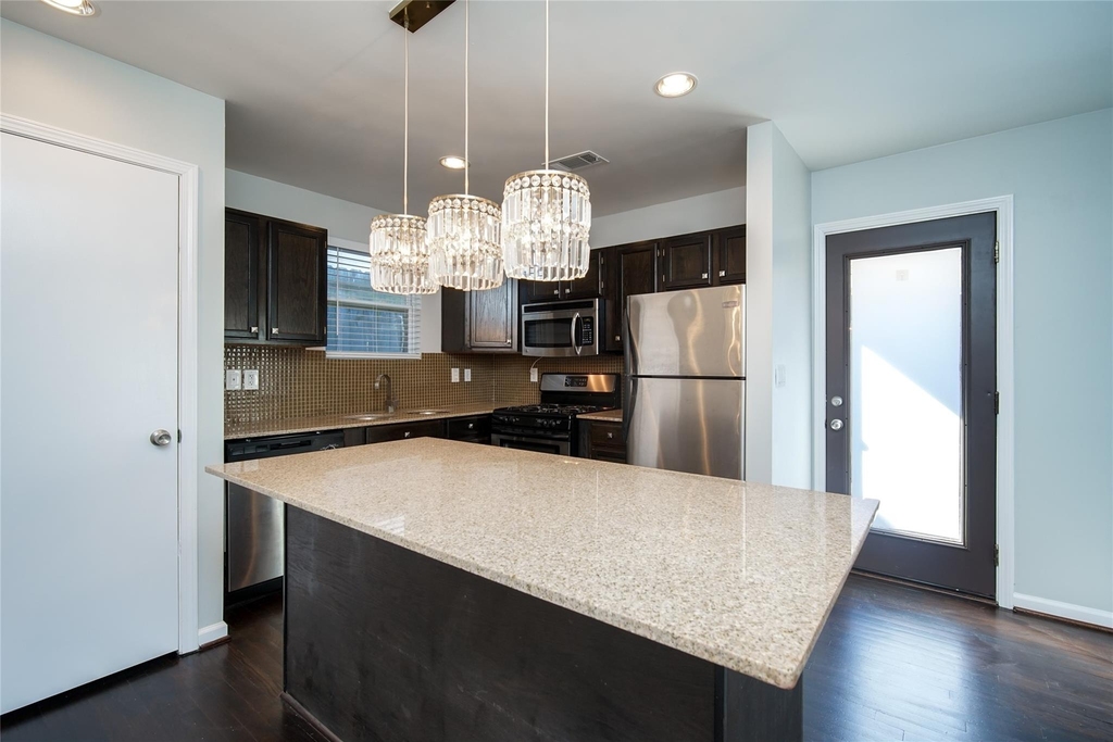 906 W 9th Street - Photo 12