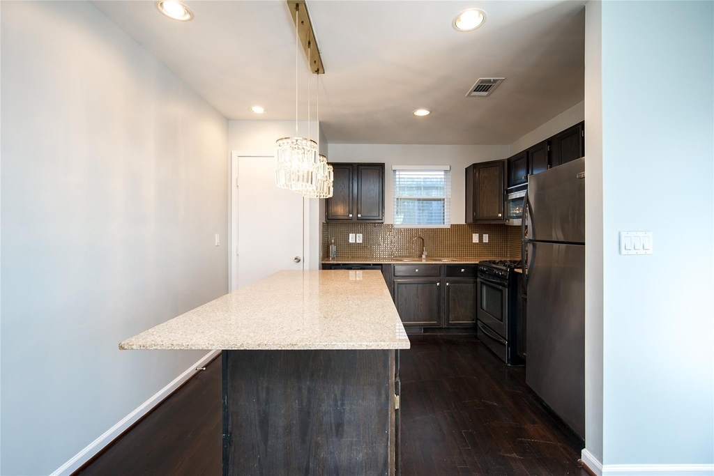 906 W 9th Street - Photo 11