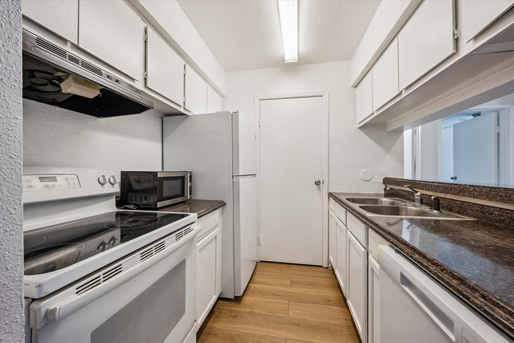 768 Memorial Mews Street - Photo 3