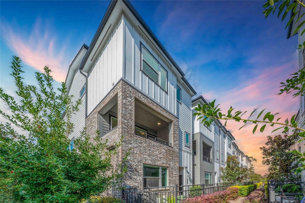 2471 W 11th Street - Photo 1