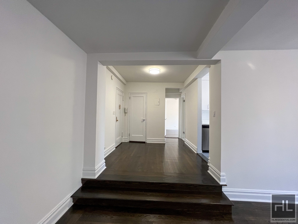 Fifth Avenue - Photo 1