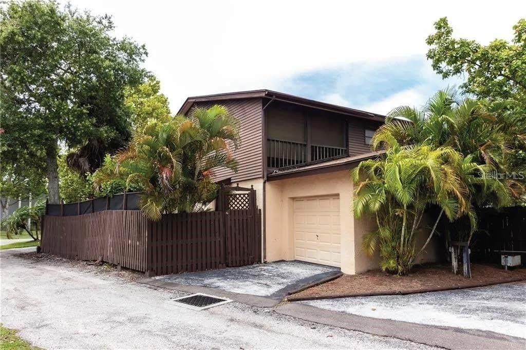 421 Palm Avenue N - Photo 2
