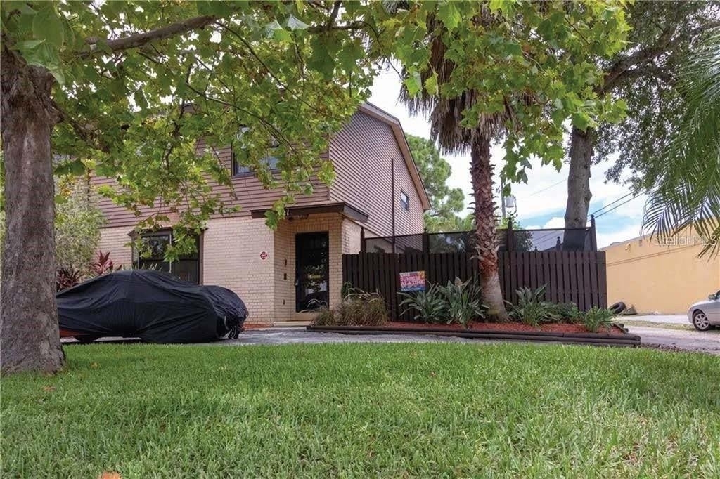 421 Palm Avenue N - Photo 0