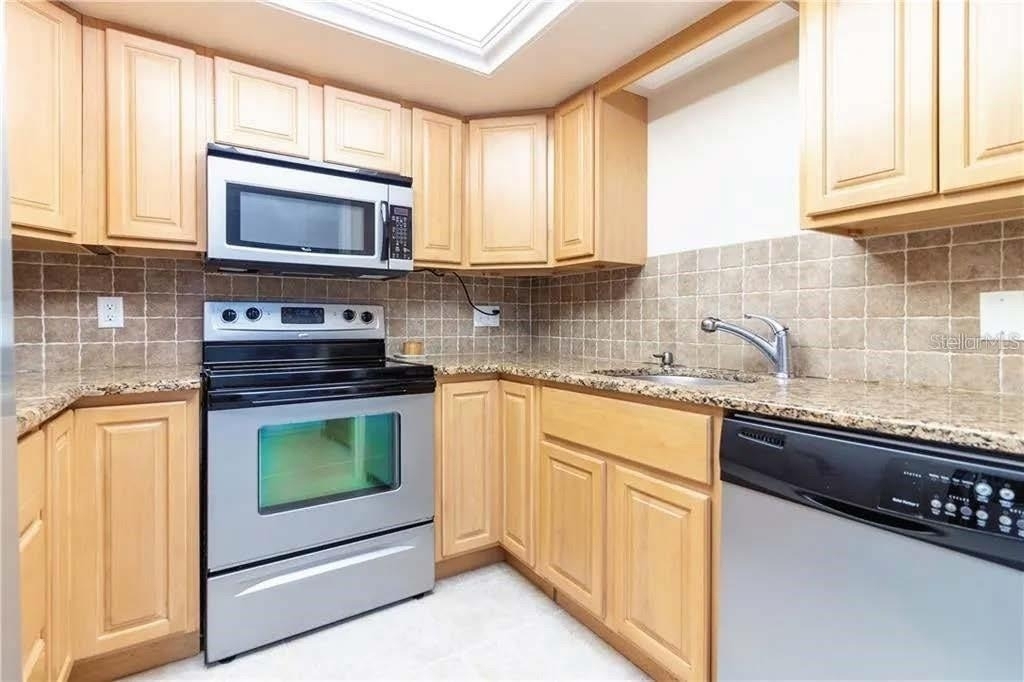 421 Palm Avenue N - Photo 3