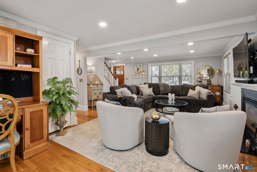 717 Riverside Drive - Photo 2