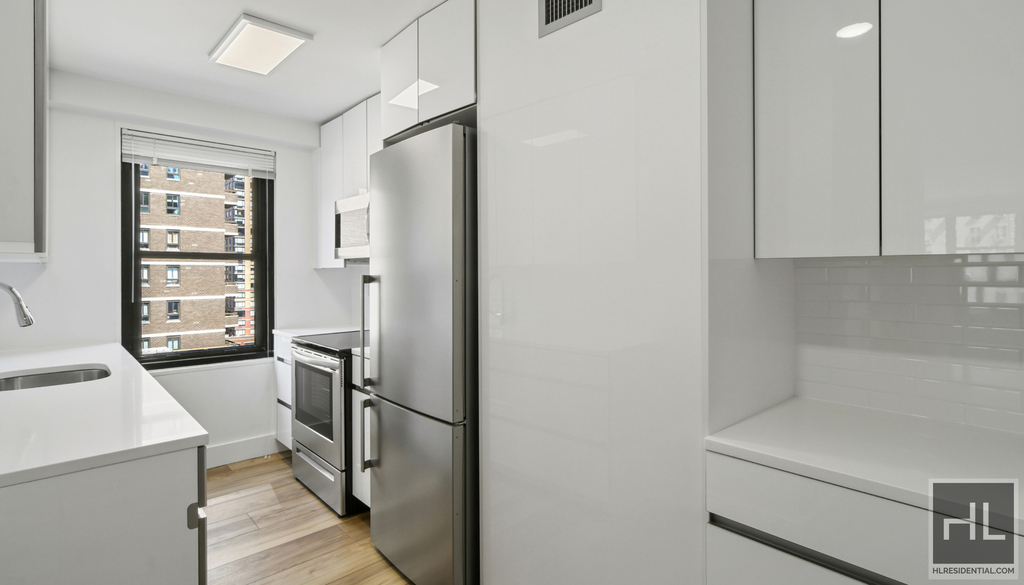 W 58th St - Photo 4