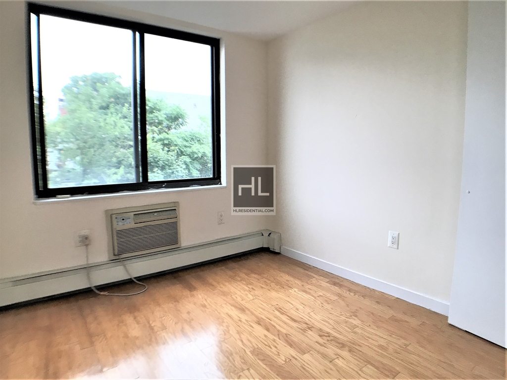 Metropolitan Avenue - Photo 1