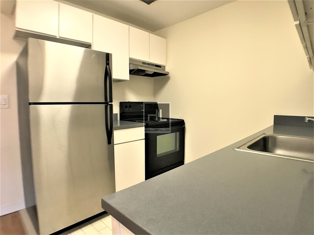 Metropolitan Avenue - Photo 2