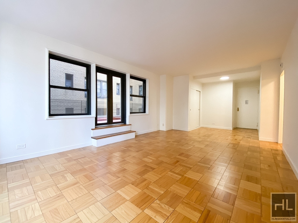 East 55 Street - Photo 1