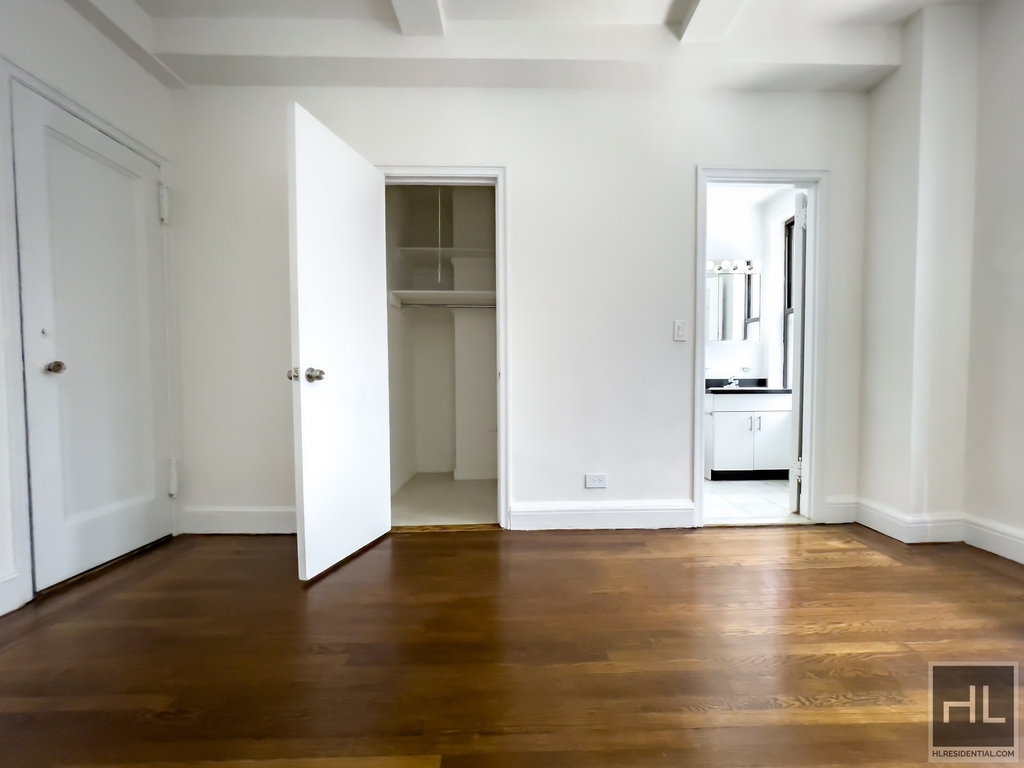 East 46 Street - Photo 3