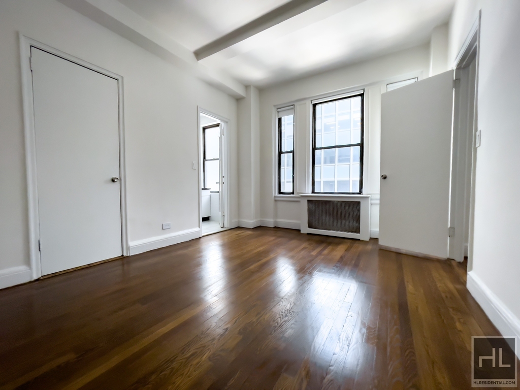 East 46 Street - Photo 0