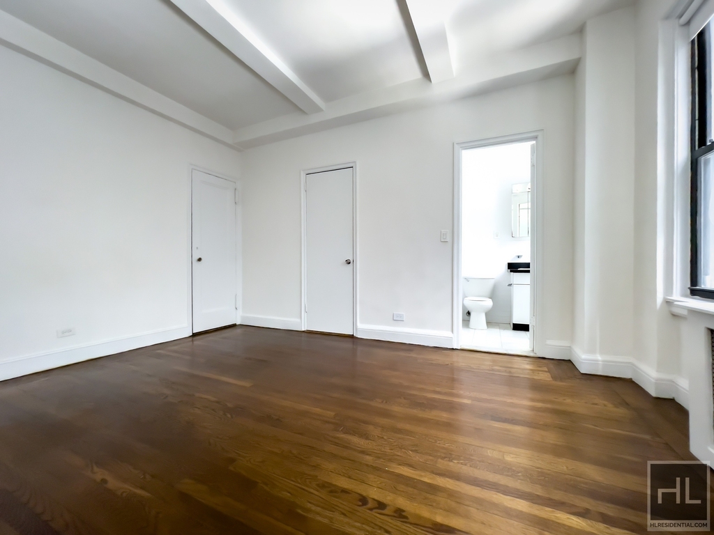 East 46 Street - Photo 1