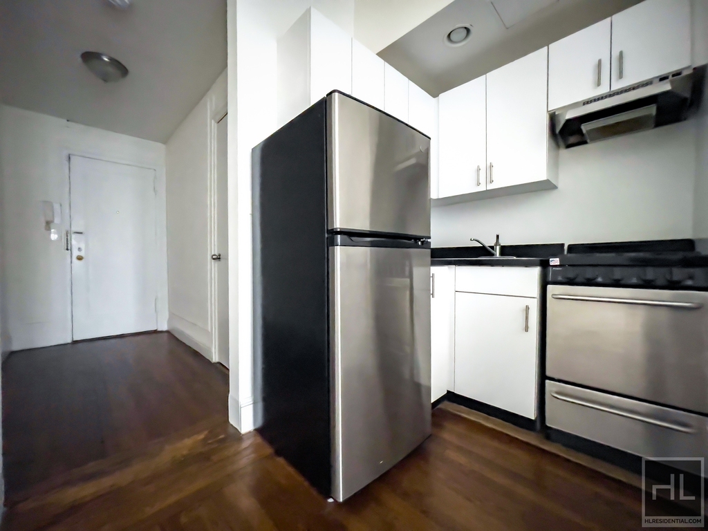 East 46 Street - Photo 4