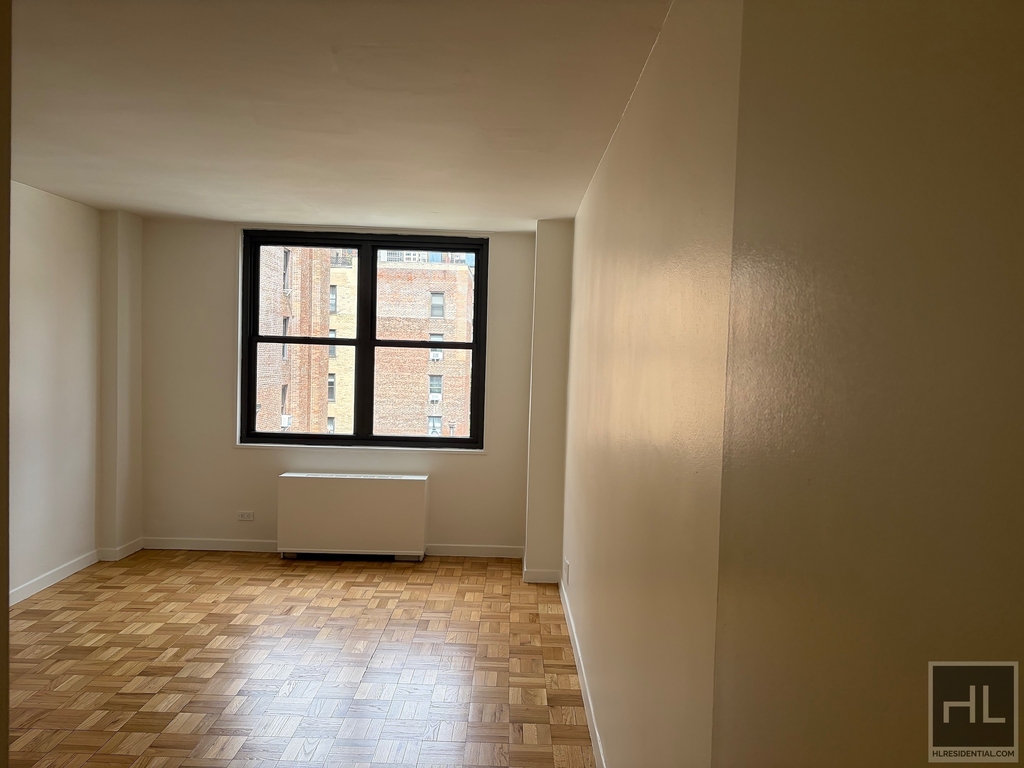 East 49 Street - Photo 1