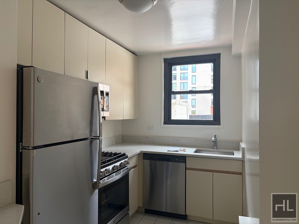 East 49 Street - Photo 2