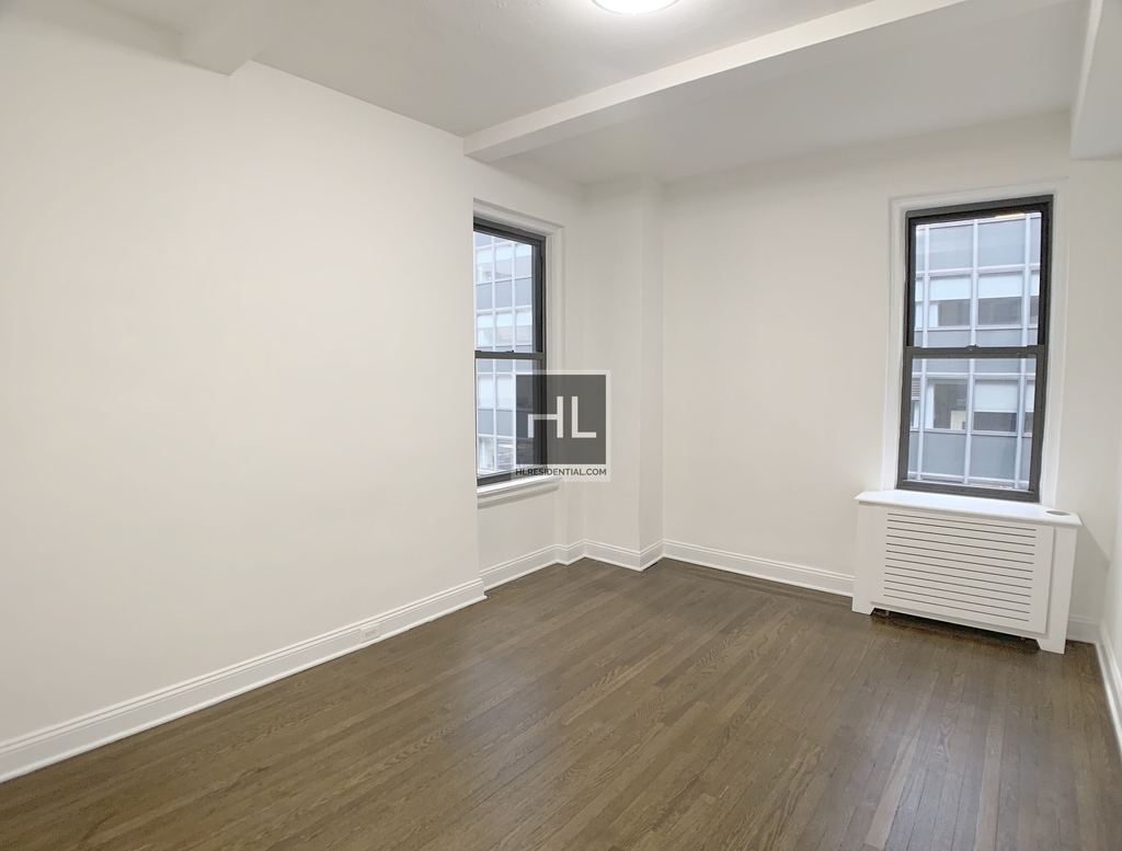 East 46 Street - Photo 1