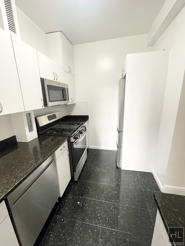 West 12 Street - Photo 8