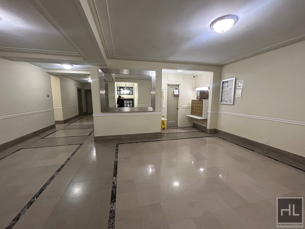 West 12 Street - Photo 13