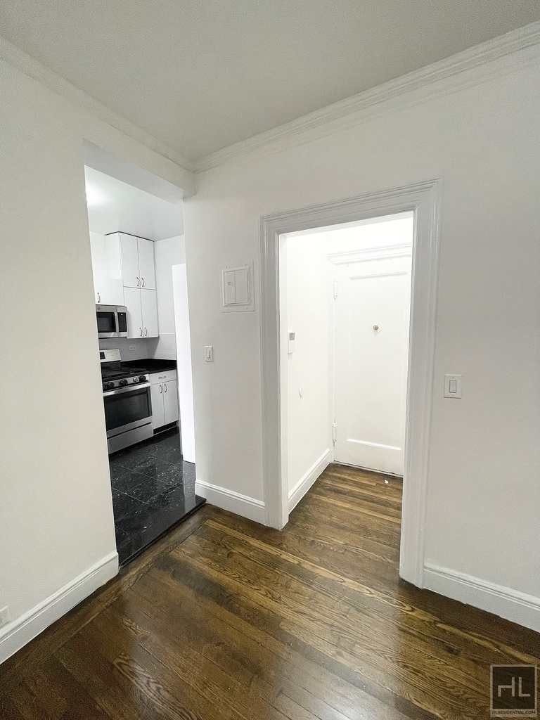 West 12 Street - Photo 10