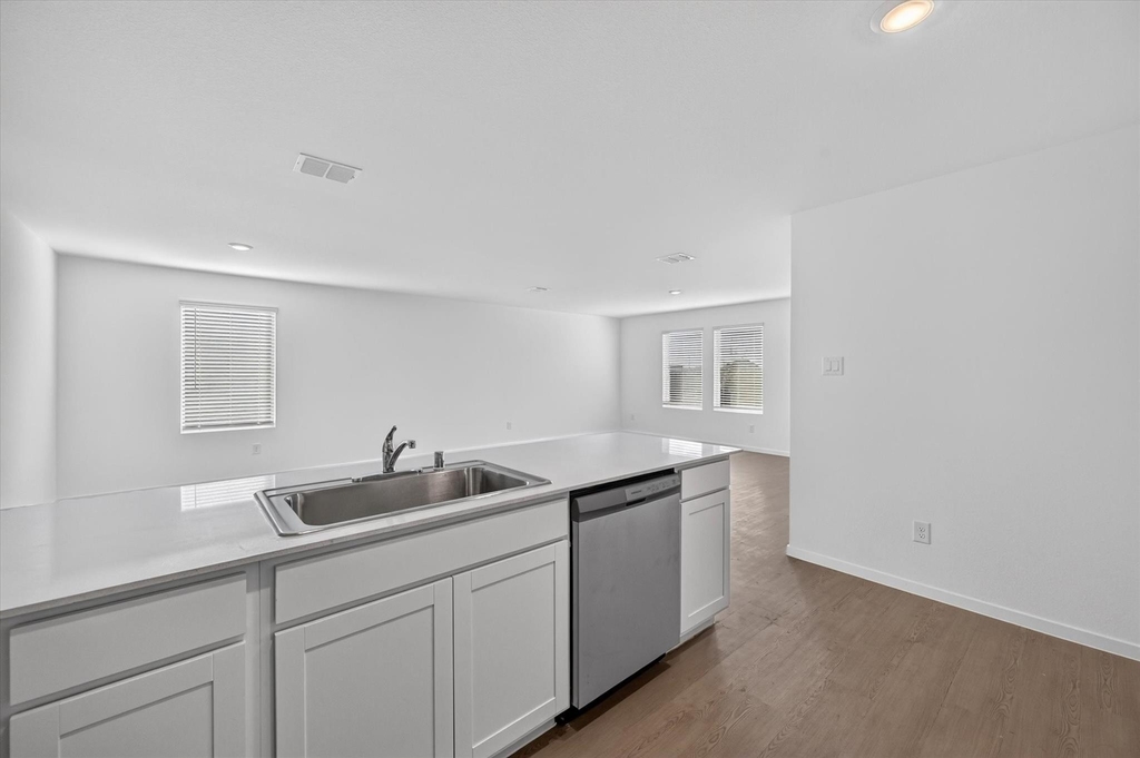 624 W Criner Street - Photo 6