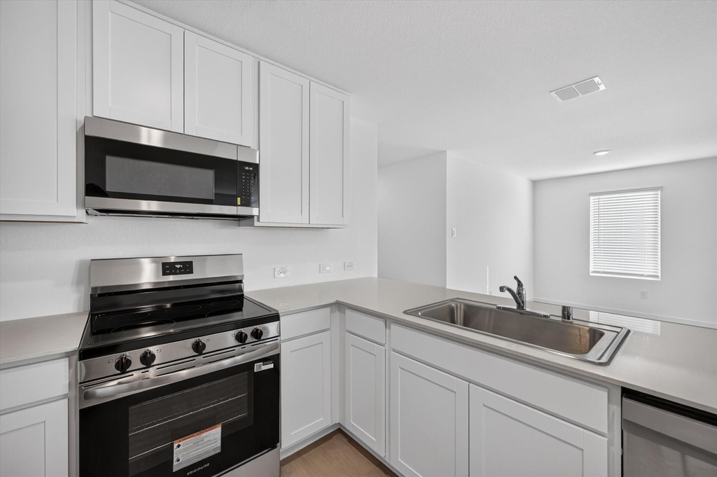 624 W Criner Street - Photo 7