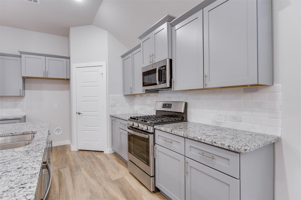 1716 Everitt Trail - Photo 2