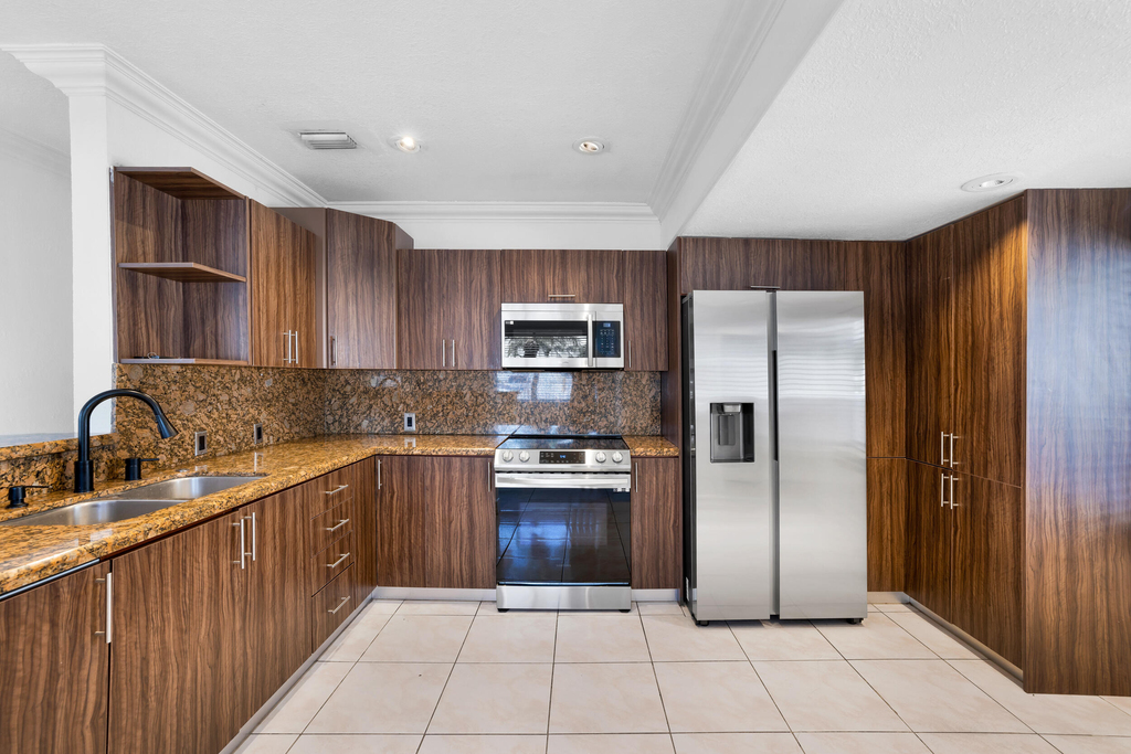 242 W 19th Street - Photo 4