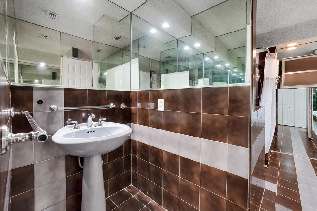 242 W 19th Street - Photo 8