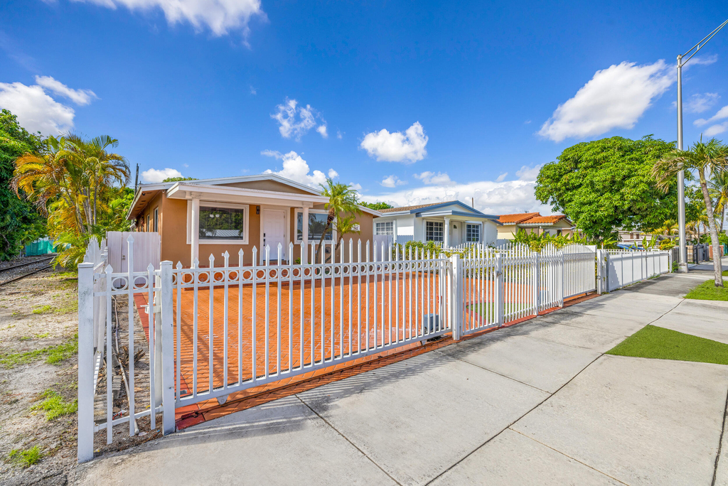 242 W 19th Street - Photo 21