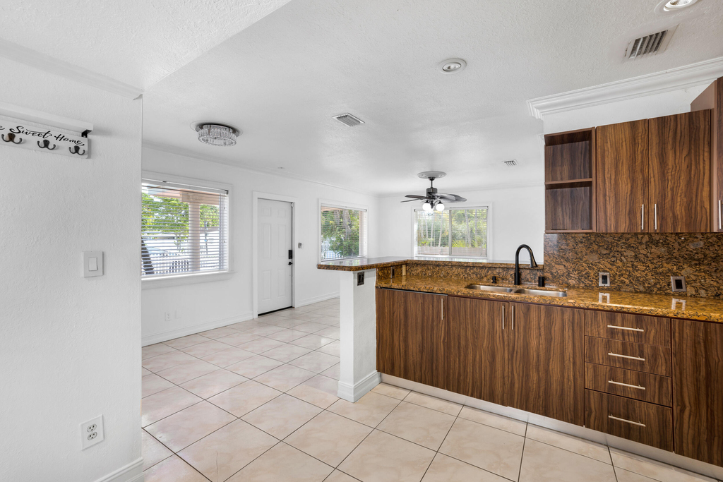 242 W 19th Street - Photo 2