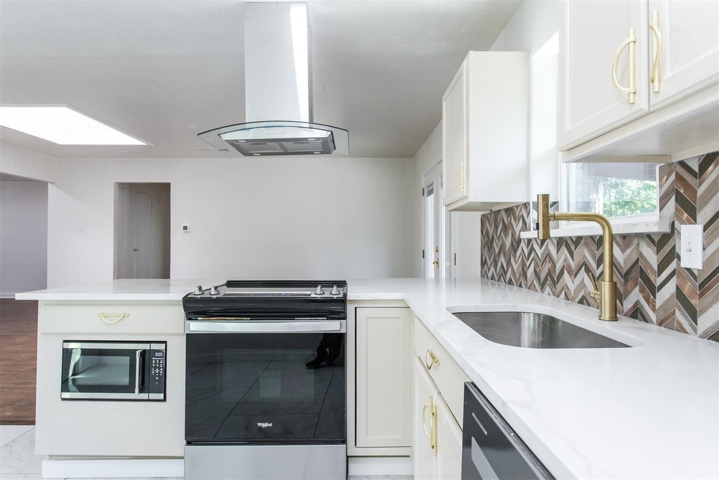 1219 Cloverdale Drive - Photo 3