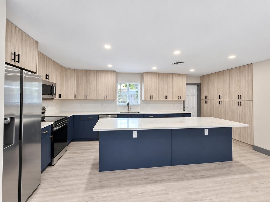 1402 Ne 2nd Avenue - Photo 1