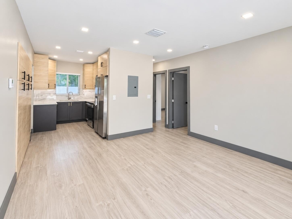 1623 Ne 3rd Avenue - Photo 1