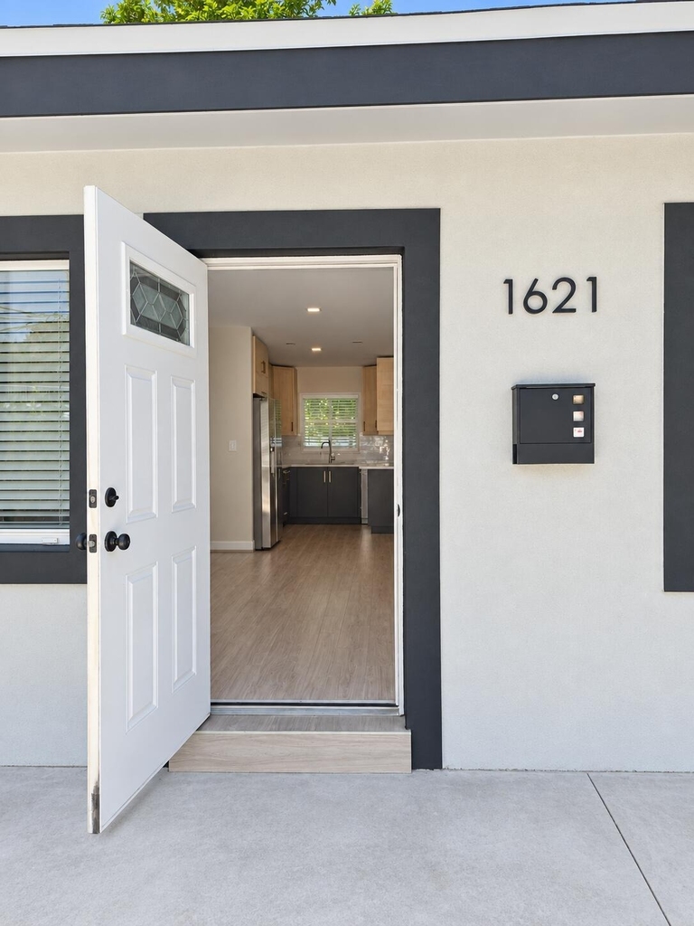 1621 Ne 3rd Avenue - Photo 0
