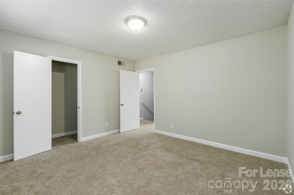 300 E Charlotte Avenue - Photo 10
