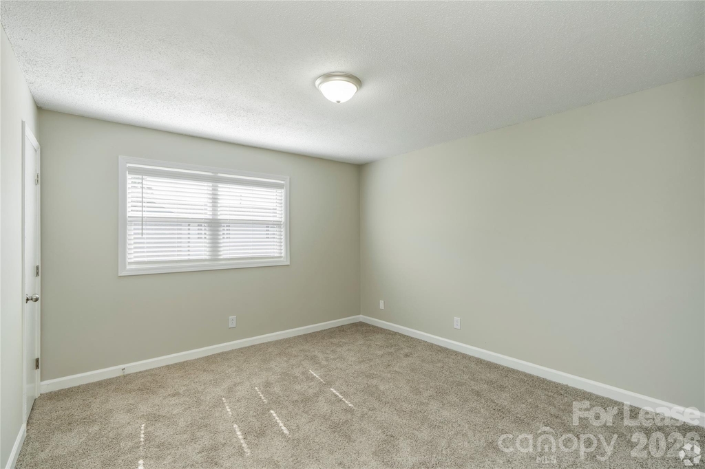 300 E Charlotte Avenue - Photo 7